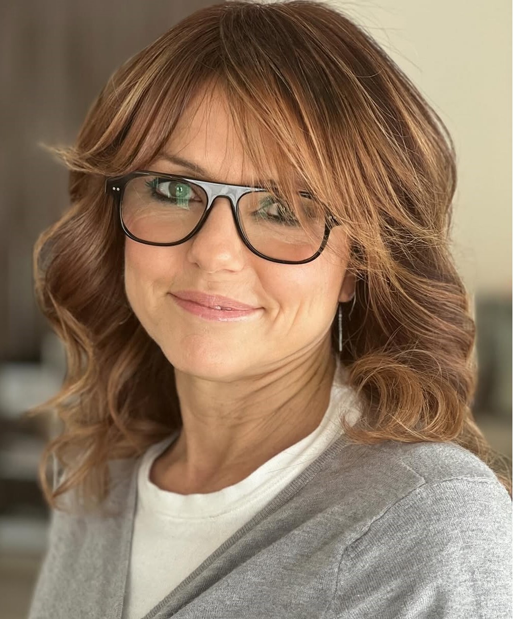 Women's Hairstyle for Wavy Hair Over